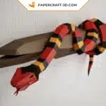 Papercraft serpent royal écarlate sur sa branche
