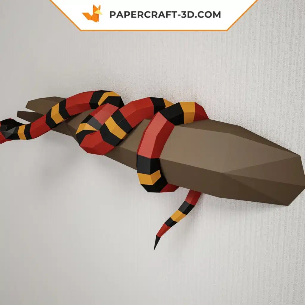 Papercraft de serpiente real escarlata en su rama