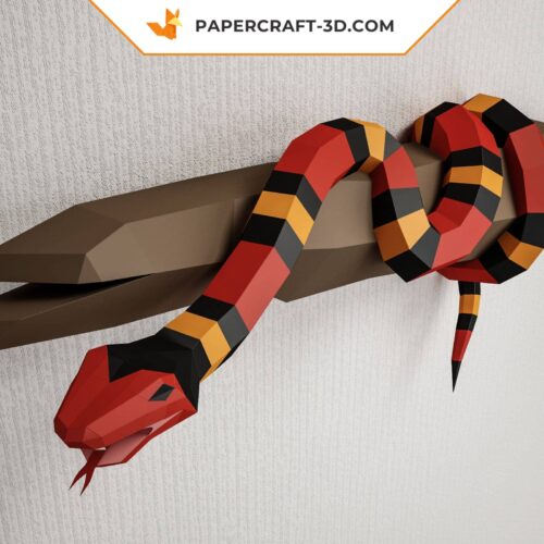 Papercraft di serpente reale scarlatto su ramo