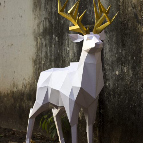 Papercraft di cervo reale in origami