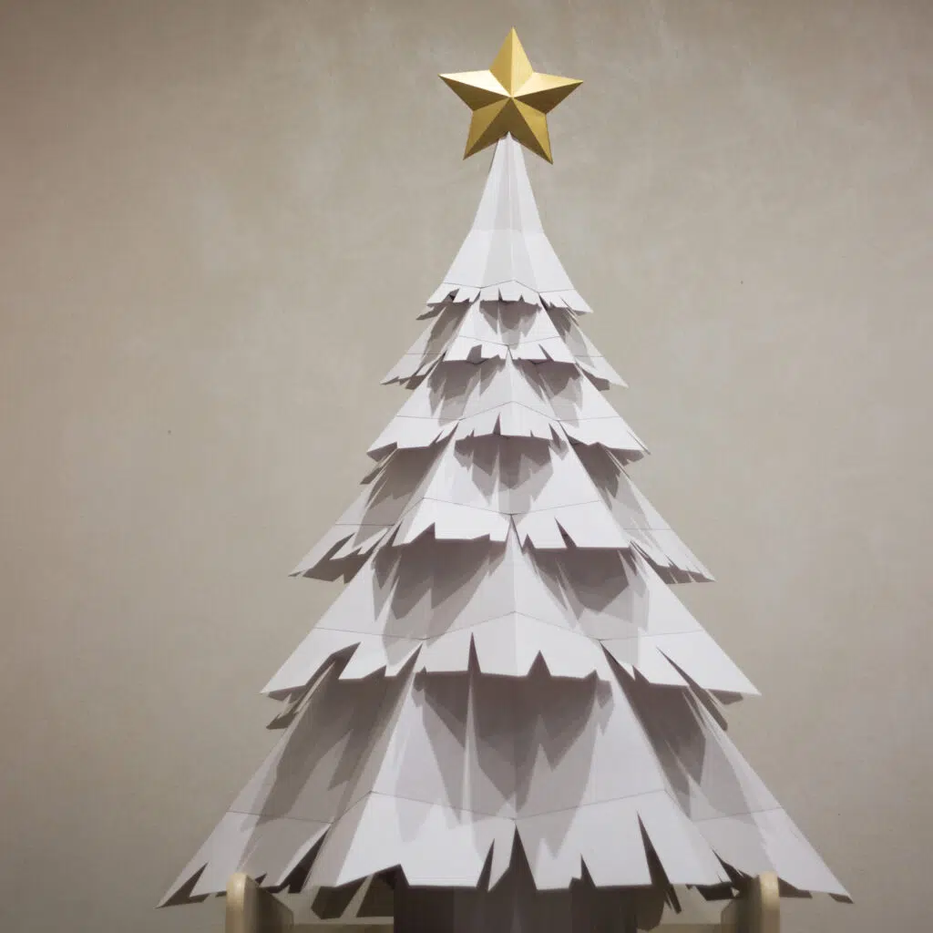 Papercraft de sapin de Noël enneigé en origami 3D
