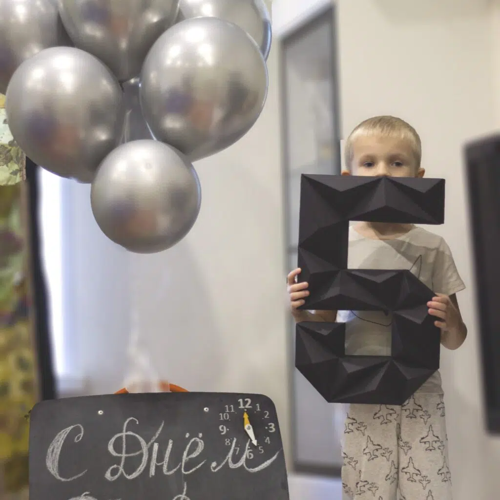 Chiffre 5 en papercraft 3D – modèle PDF à imprimer pour anniversaire et décoration
