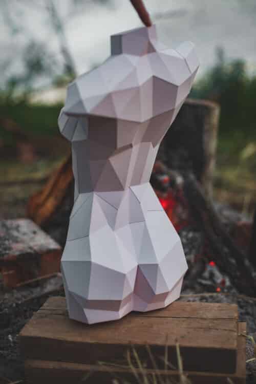 Papercraft weiblicher Körper in origami 3D