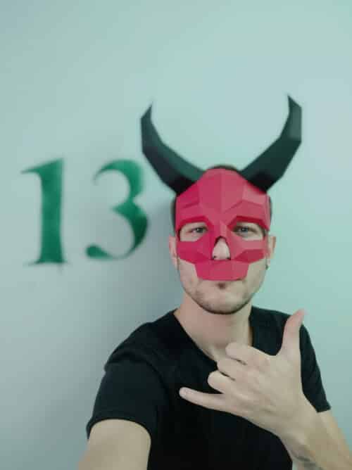 Papercraft Schädelmaske mit Hörnern für Halloween in Origami 3D