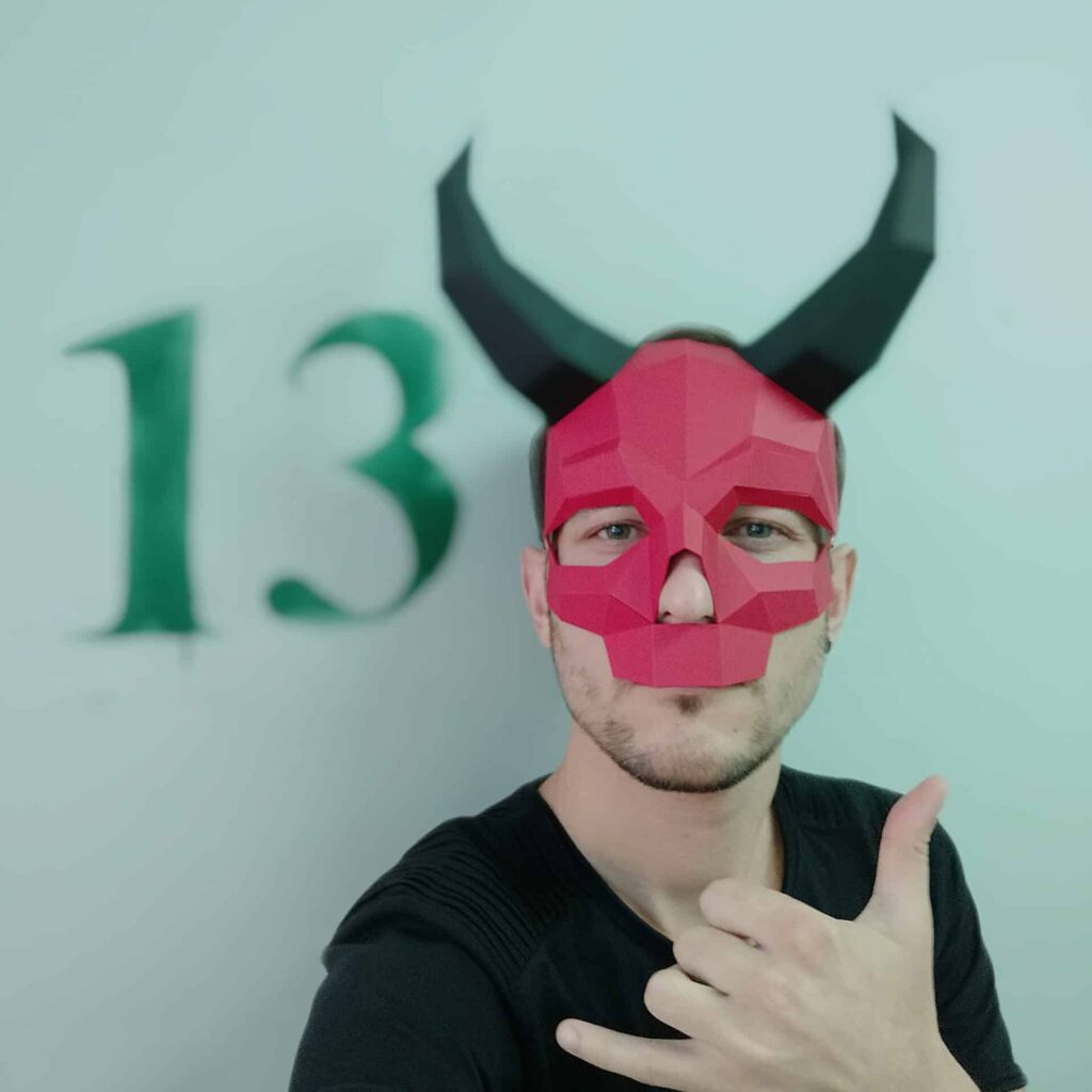 Papercraft de masque crâne cornu en origami 3D