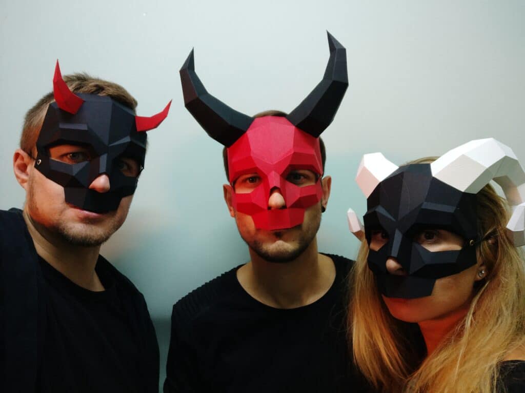 Papercraft einer gehörnten Totenschädelmaske in 3D-Origami Papercraft einer gehörnten Totenschädelmaske in 3D-Origami