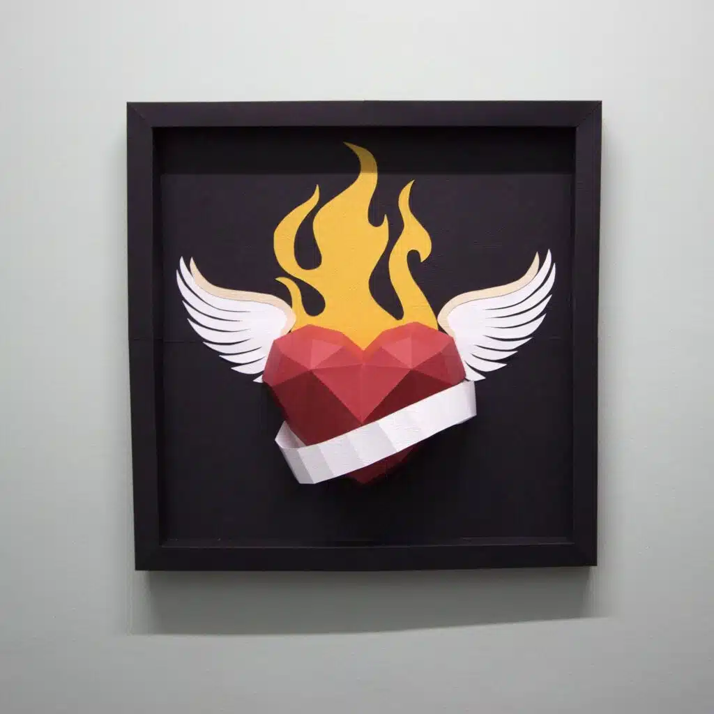 Papercraft de coeur tatoué en cadre en origami 3D