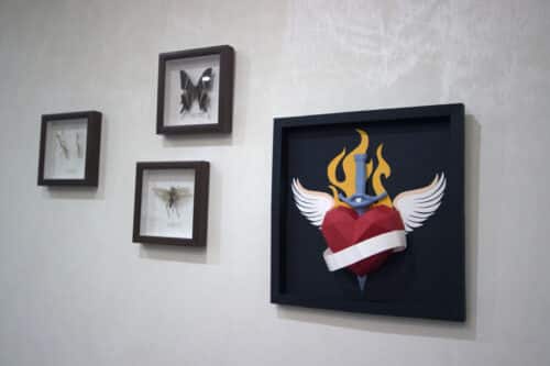 Papercraft de coeur tatoué en cadre en origami 3D