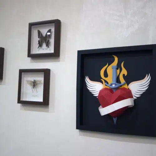 Papercraft de coeur tatoué en cadre en origami 3D