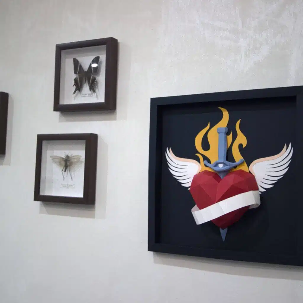Papercraft de coeur tatoué en cadre en origami 3D