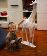 Papercraft di giraffa bambino dall'installazione madre e figlio in origami 3D