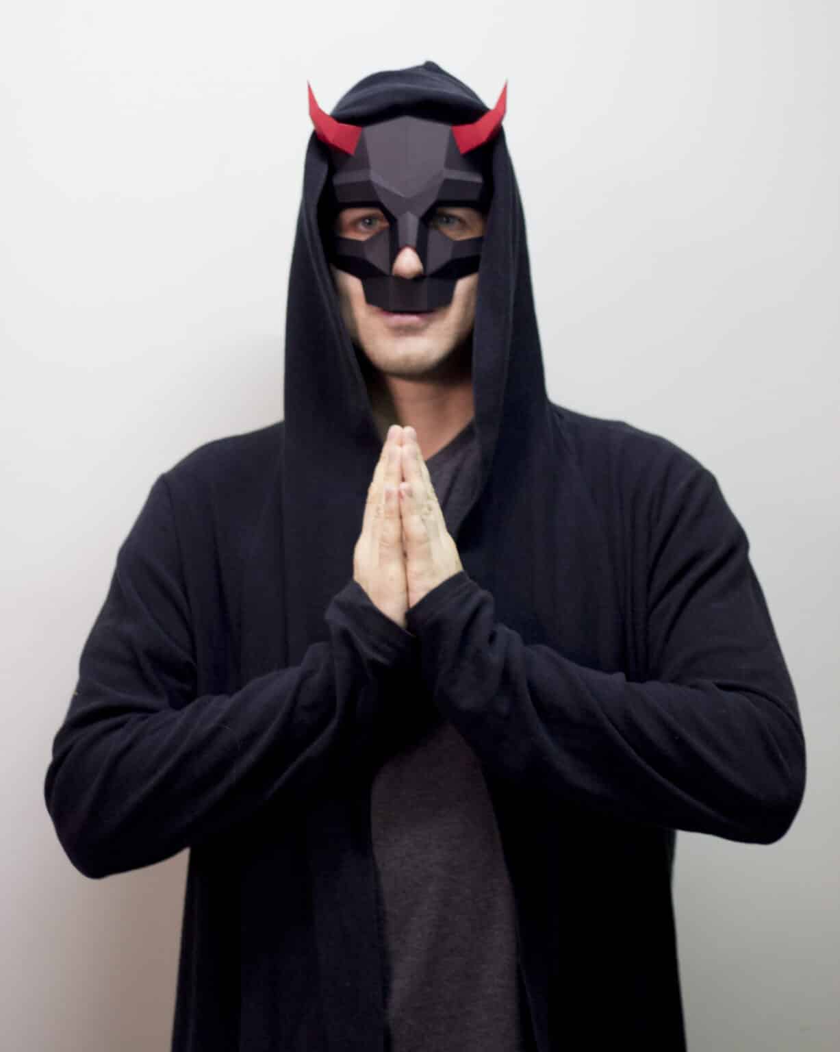 Papercraft einer gehörnten Totenschädelmaske in 3D-Origami Papercraft einer gehörnten Totenschädelmaske in 3D-Origami