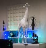 Papercraft di giraffa bambino dall'installazione madre e figlio in origami 3D