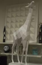 Papercraft di giraffa bambino dall'installazione madre e figlio in origami 3D