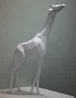 Papercraft di giraffa bambino dall'installazione madre e figlio in origami 3D
