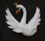Papercraft von Schwan mit Krone in 3D-Origami
