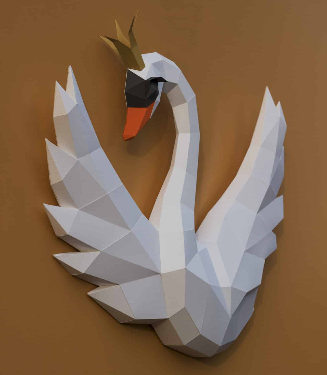 Papercraft di cigno con corona in origami 3D