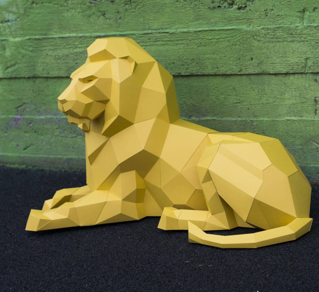 Papercraft di leone sdraiato in origami 3D Papercraft di leone sdraiato in origami 3D