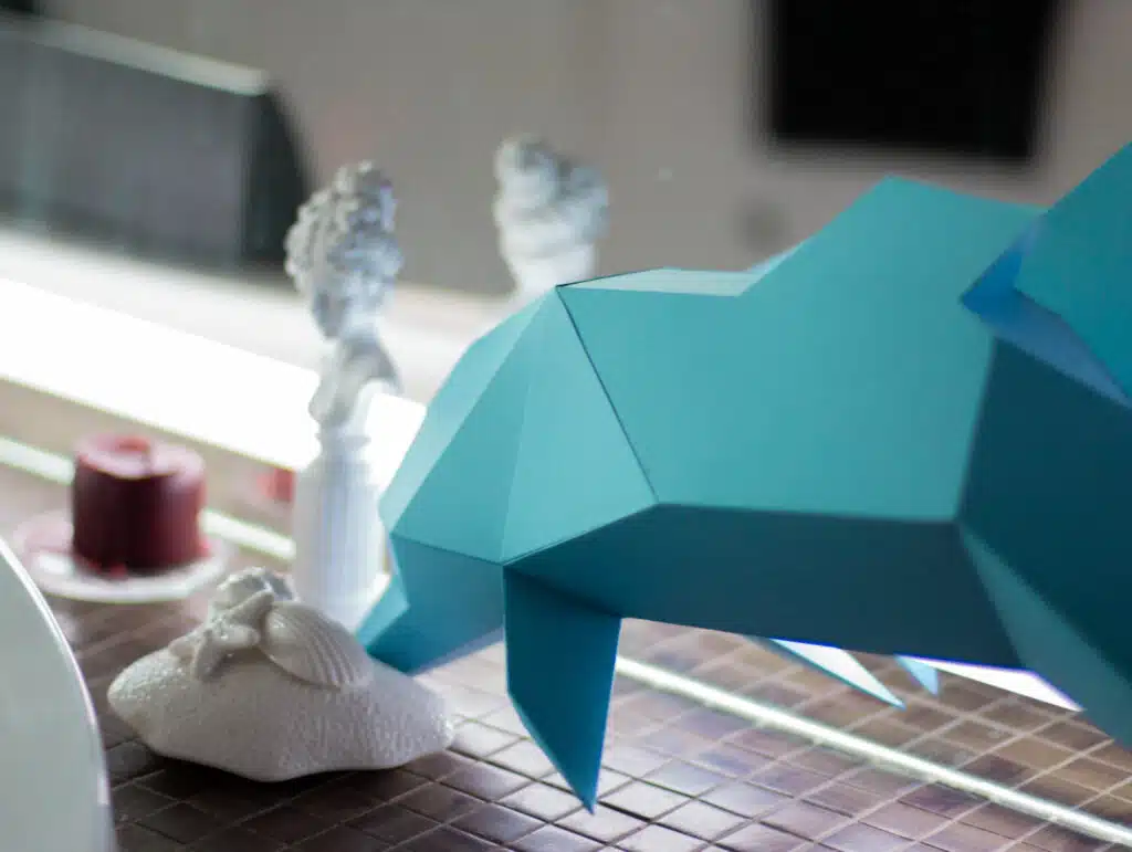 Papercraft eines Delfins in 3D-Origami Papercraft eines Delfins in 3D-Origami
