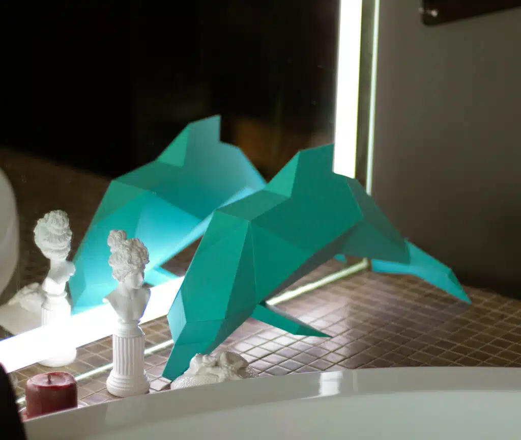 Papercraft eines Delfins in 3D-Origami Papercraft eines Delfins in 3D-Origami