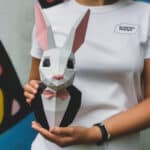 Papercraft de conejo con traje en origami 3D