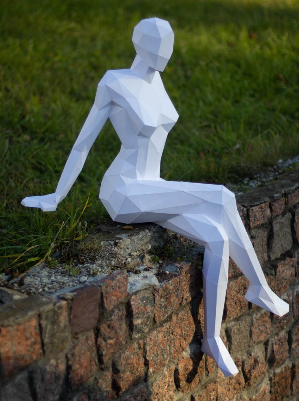 Papercraft de mulher sentada em origami 3D