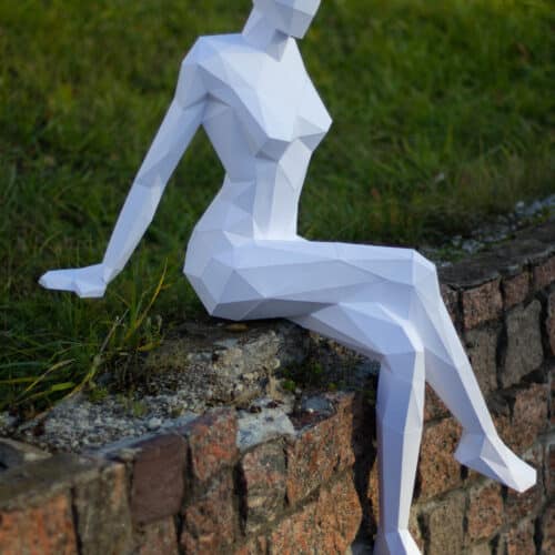 Femme assise en papercraft 3D