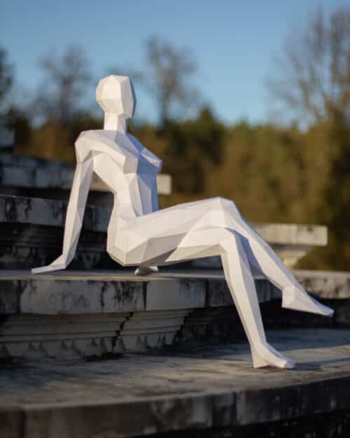 Femme assise en papercraft 3D