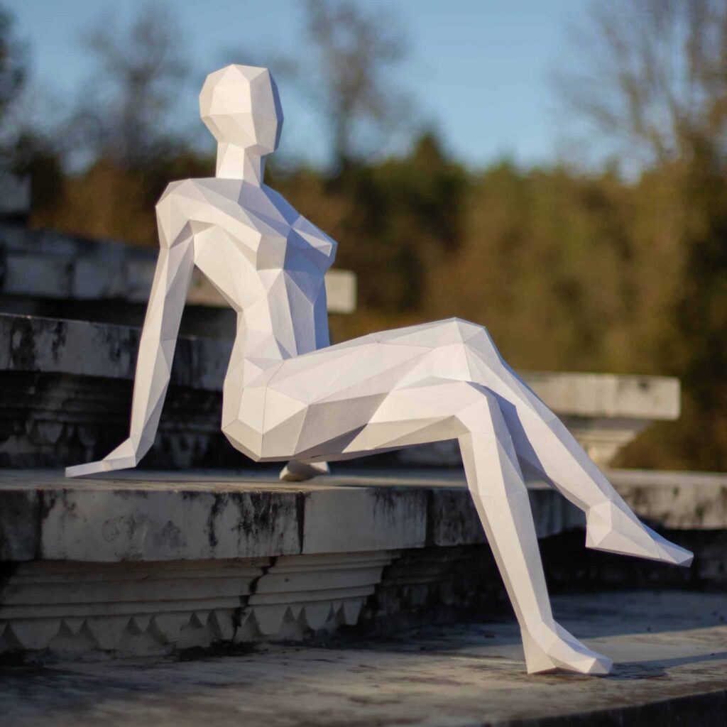 Femme assise en papercraft 3D