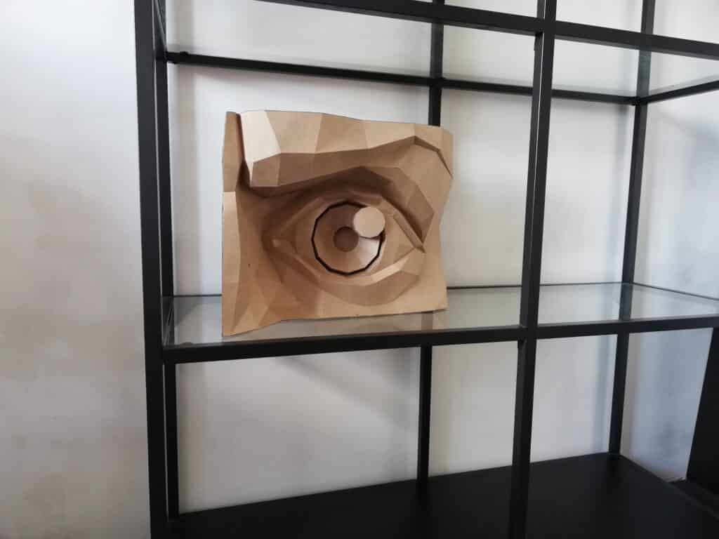 Papercraft von linken und rechten Augen in 3D-Origami Papercraft von linken und rechten Augen in 3D-Origami