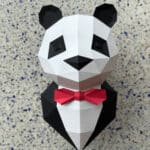 Papercraft eines Pandas im Anzug als Origami 3D